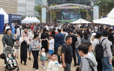 엔제리너스 키링 만들기 '인기'... 잔디광장 밖까지 긴 줄 늘어섰다 [2024 청춘, 커피 페스티벌]