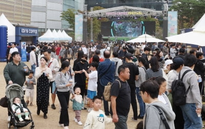 페스티벌에 빠질 수 없는 춤과 노래...잔디광장에 환호성 쏟아졌다 [2024 청춘, 커피 페스티벌]