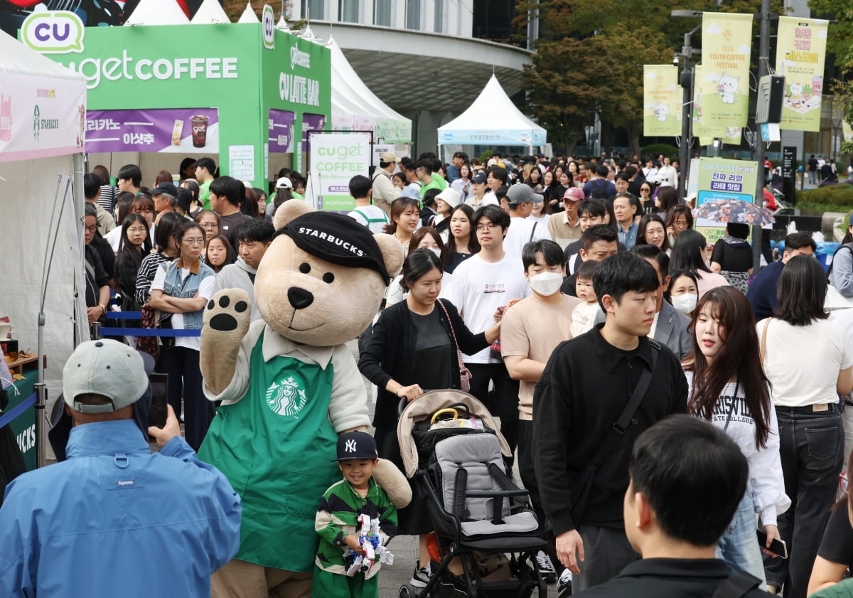 스타벅스와 CU 부스 앞이 시민들로 가득 찬 모습. 이솔 기자