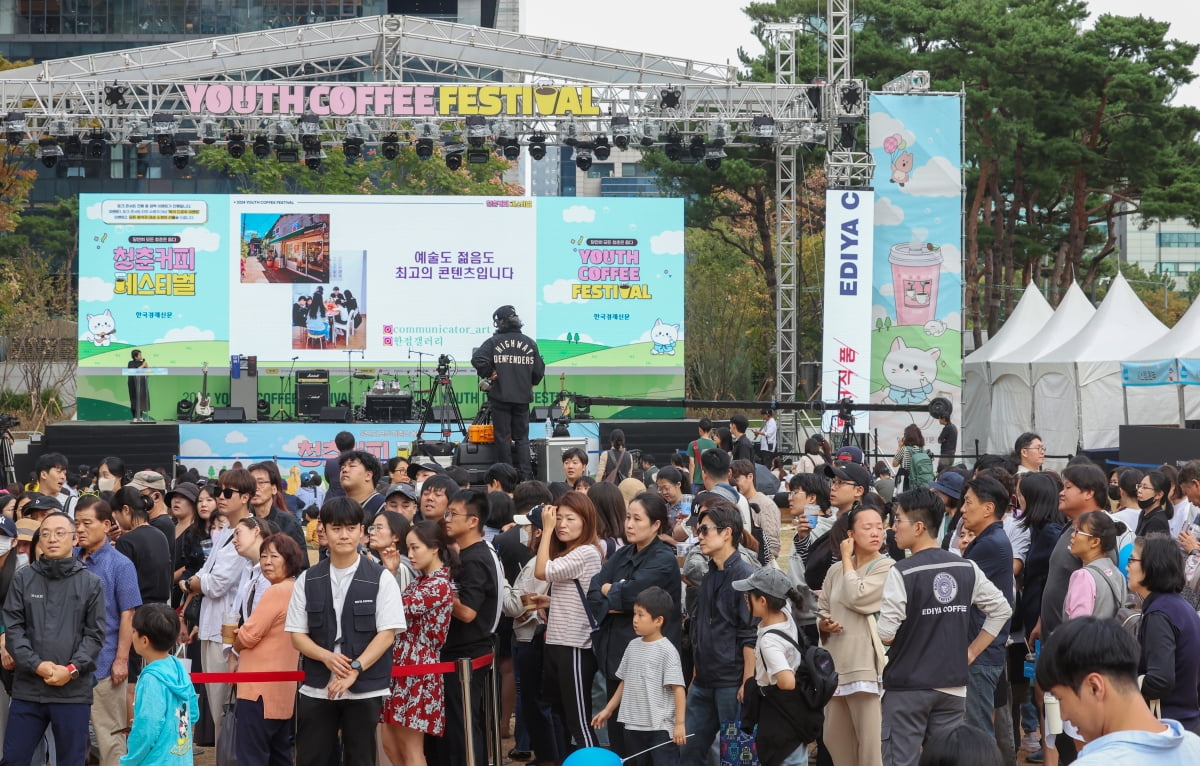 13일 서울 잠실 롯데월드타워 일대에서 열린 2024 청춘, 커피페스티벌 행사에서 임지영 대표가 ‘재밌는 예술 향유법과 청춘 사용법’을 주제로 토크 콘서트를 하고 있다./이솔 기자