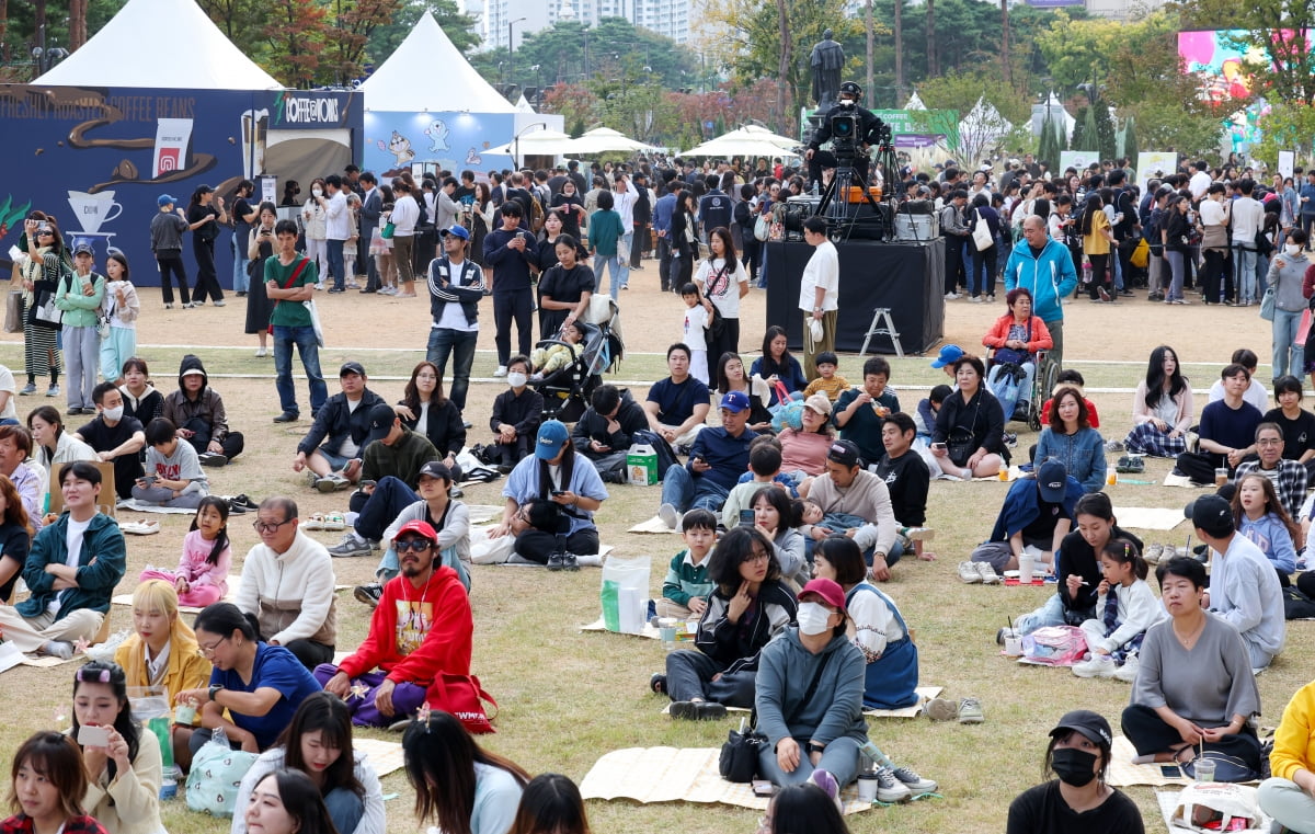 2024 청춘, 커피페스티벌 행사에서 시민들이 커피를 마시며 여유로운 주말을 보내고 있다./이솔 기자