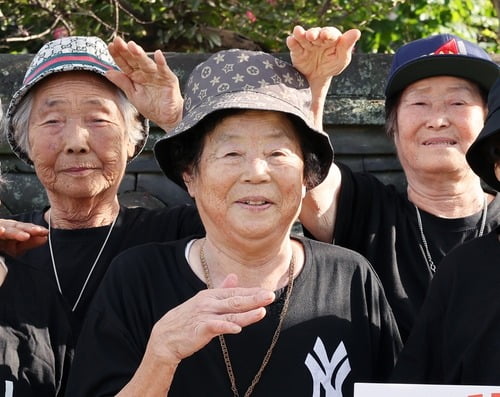 (가운데) 서무석 할머니. /사진=경북 칠곡군 제공, 연합뉴스