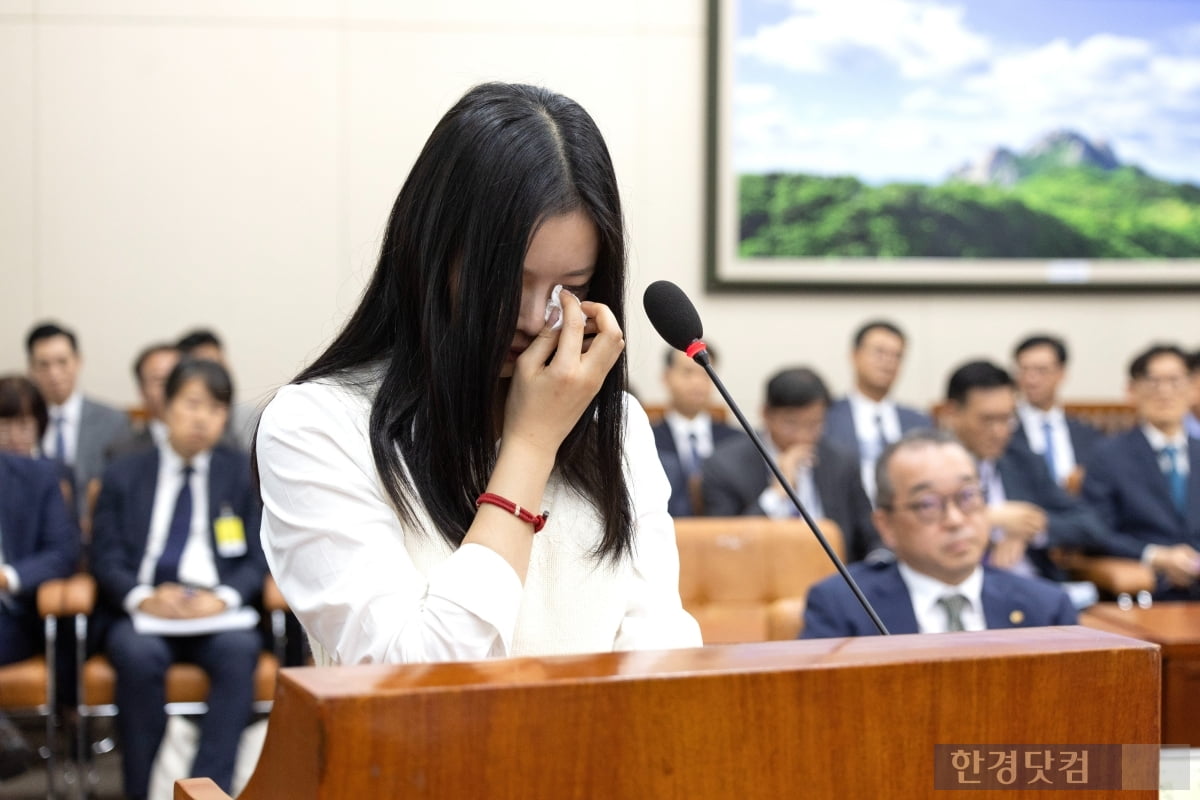 뉴진스 멤버 하니 팜이 15일 오후 서울 여의도 국회에서 열린 환경노동위원회의 경제사회노동위원회, 중앙노동위원회, 최저임금위원회 등에 대한 국정감사에서 눈물을 흘리고 있다. /사진=강은구 한국경제 기자 