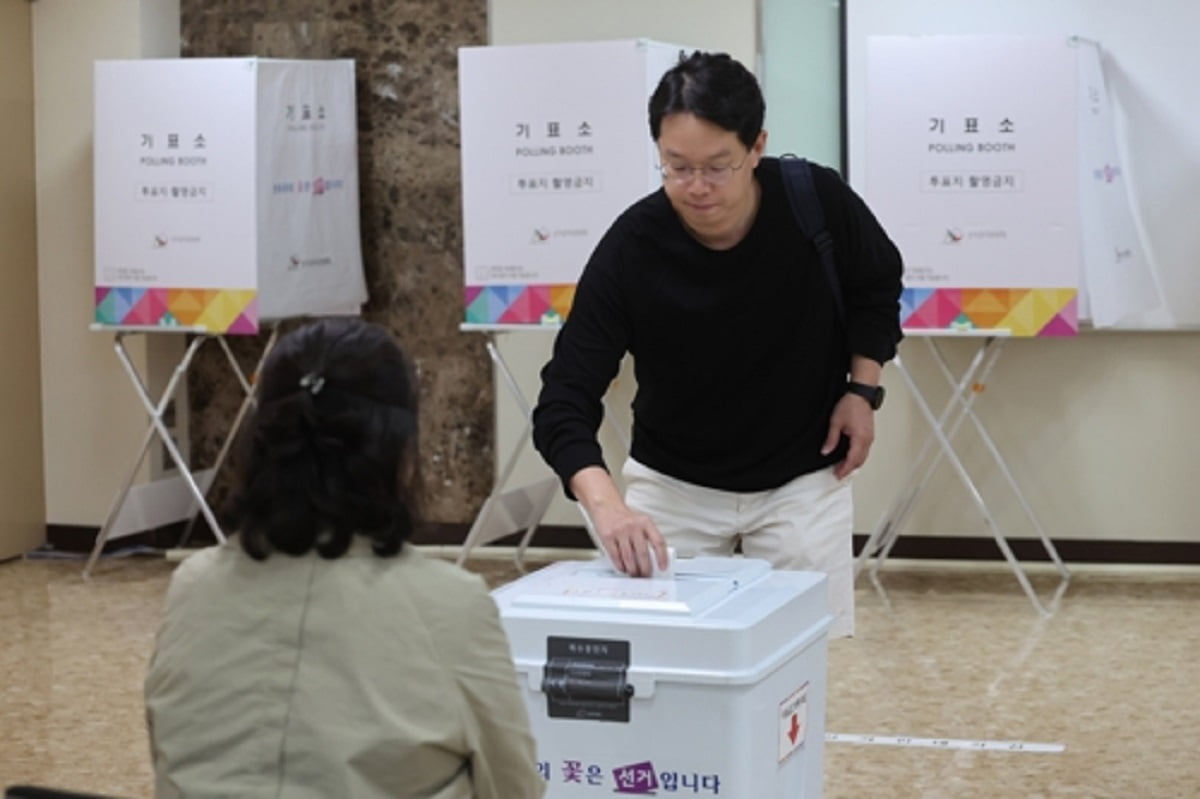 서울시 교육감 보궐선거 본투표가 열린 16일 오전 서울 강남구 국민연금공단 서울남부지역본부에 마련된 투표소에서 한 시민이 투표하고 있다. 사진=연합뉴스