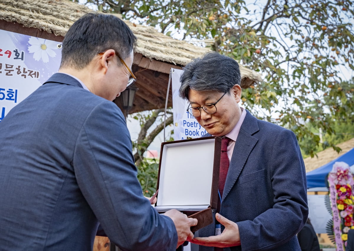 지난 12일 창원시 진해구 김달진 시인 생가에서 열린 카지노 꽁머니 즉시지급에서 제35회 김달진문학상 수상자 고두현 시인(오른쪽)이 상패를 받고 있다. 김달진문학관 제공