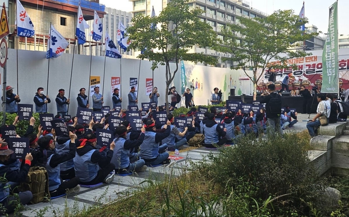 KT 노동조합이 16일 서울 광화문 본사 앞에서 ‘일방적 조직개편 반대 총력 투쟁 결의대회’라는 이름의 중앙집회를 열고 있다. /사진=정지은 기자