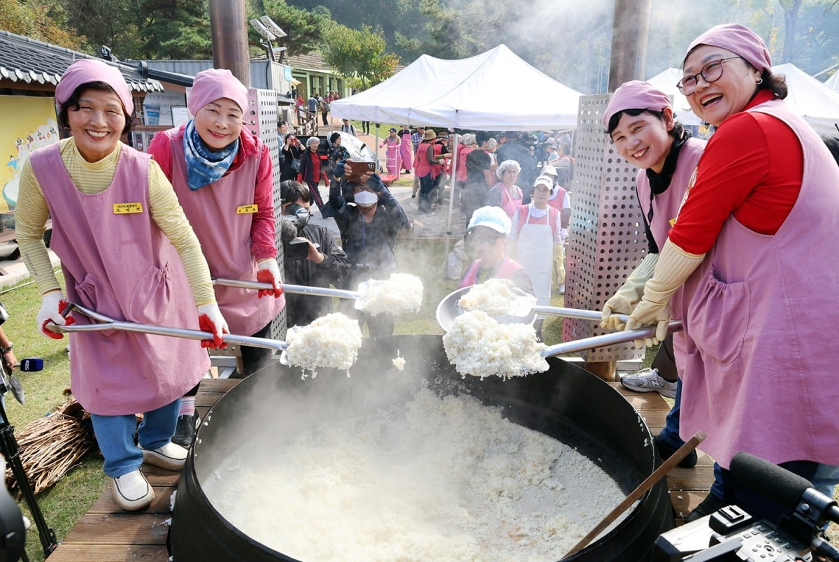 16일 오후 경기도 이천시 모가면 이천농업테마공원에서 열린 '제23회 이천쌀문화축제'에서 행사 관계자들이 2000인분 가마솥 밥을 푸고 있다. 