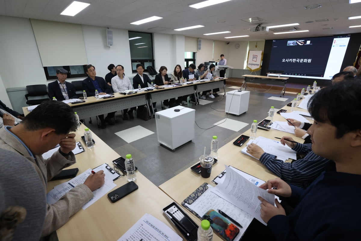 16일 오후 서울 강남구 한국문학번역원에서 한국 문학 해외진출 관계기관 회의가 열리고 있다. /연합