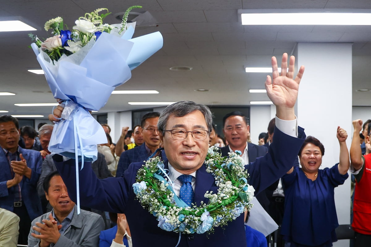 서울시교육감 보궐선거일인 16일 오후 정근식 후보가 서울 마포구에 마련된 사무실에서 당선이 확실시되자 기뻐하고 있다. /사진=연합뉴스