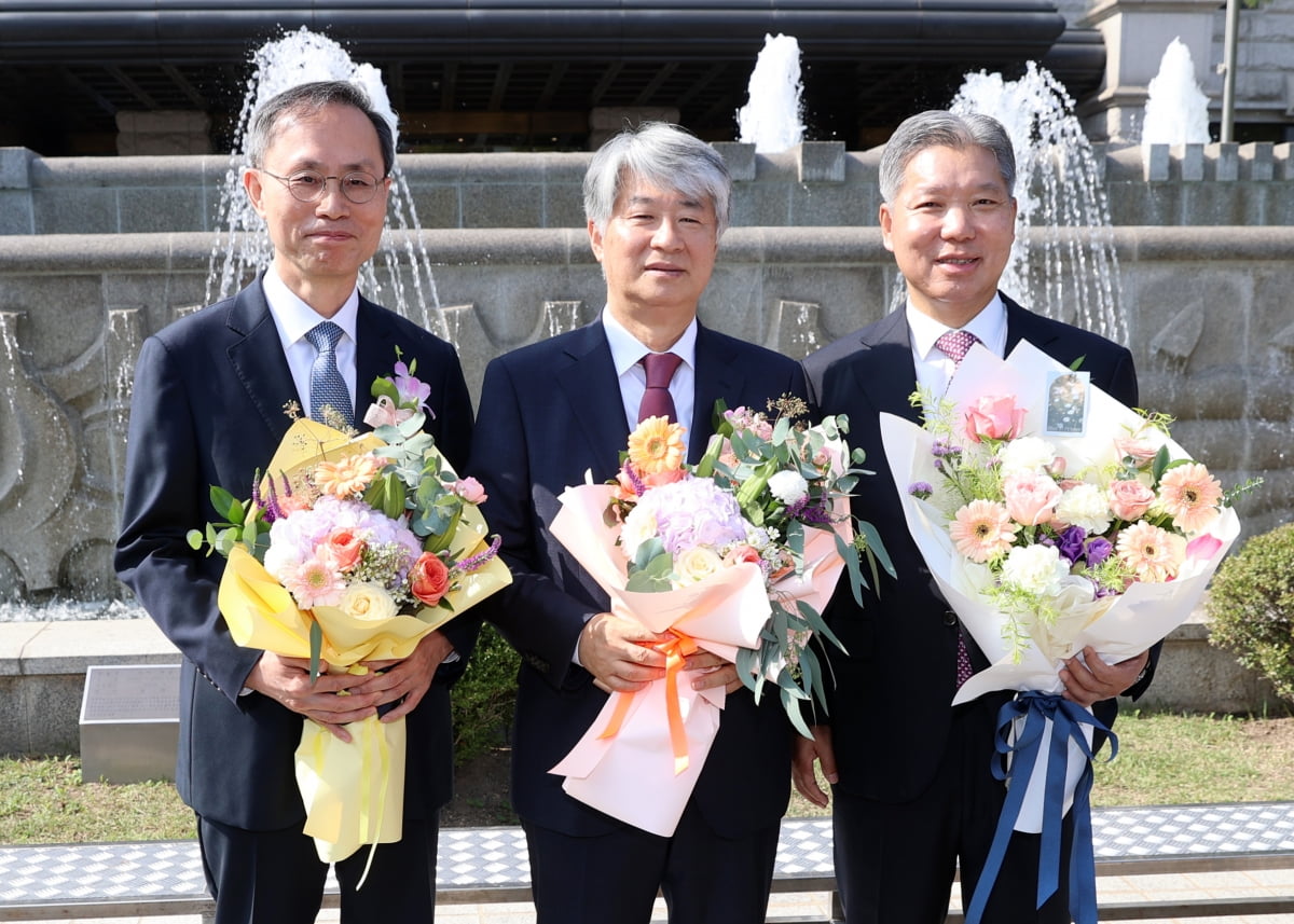 "위기 한가운데 홀로 힘들게 서있어" 떠나는 헌재소장의 고언