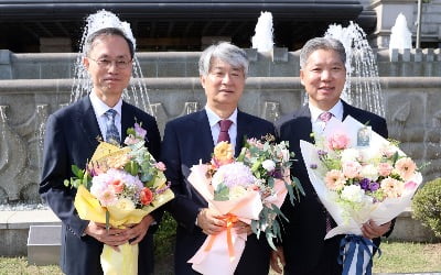 "위기 한가운데 홀로 힘들게 서있어" 떠나는 헌재소장의 고언