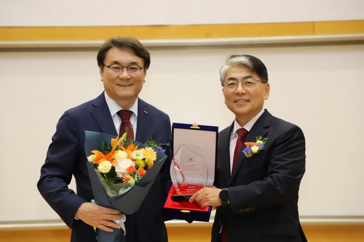 한국산업인력공단 이우영 이사장(왼쪽)과 한국인사관리학회 이춘우 회장이 경영대상 시상식을 가진 뒤 기념촬영을 하고 있다. 인력공단 제공