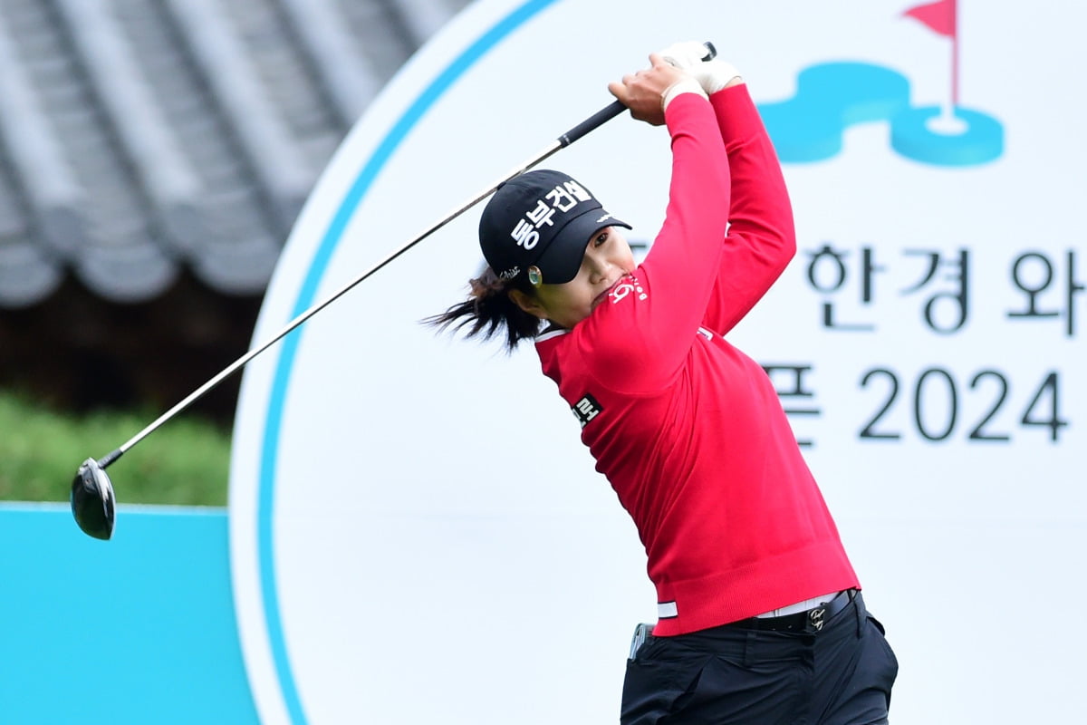 장수연이 18일 한국여자프로골프(KLPGA)투어 상상인·한경 와우넷 오픈 2라운드 1번홀에서 티샷을 하고 있다.  /변성현 한경닷컴 기자