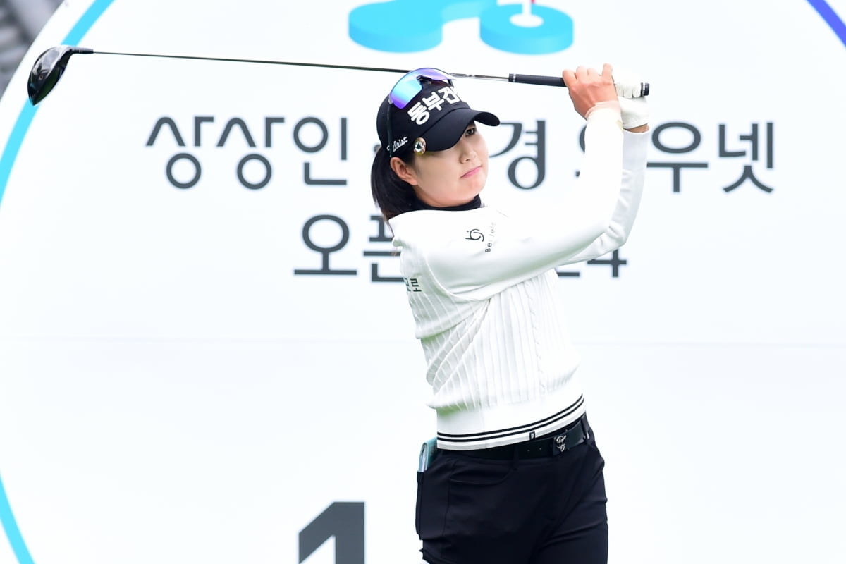 장수연이 19일 한국여자프로골프(KLPGA)투어 상상인·한경 와우넷 오픈 3라운드 1번홀에서 티샷을 하고 있다. 변성현 한경닷컴 기자