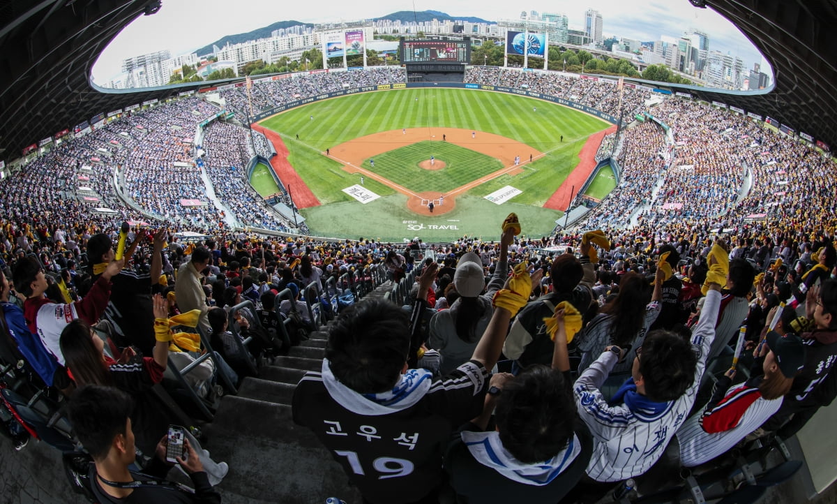 19일 서울 잠실야구장에서 2024 신한 SOL뱅크 KBO 포스트시즌 플레이오프 4차전 LG 트윈스와 삼성 라이온즈의 경기가 펼쳐지고 있다. 사진=임형택 기자