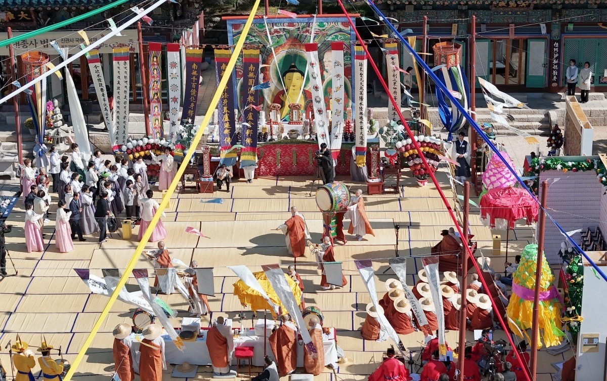 20일 서울 은평구 진관사에서 열린 '수륙재 개건 626주년 기념 2024 진관사 국행수륙재’에서 비구니 스님들이 국가와 국민을 위해 헌신하다 희생한 군인,경찰,소방 공무원 등 제복공무원들의 넋을 기리고 국민들의 평안과 건강을 기원하며 천수바라 춤을 추고 있다.  