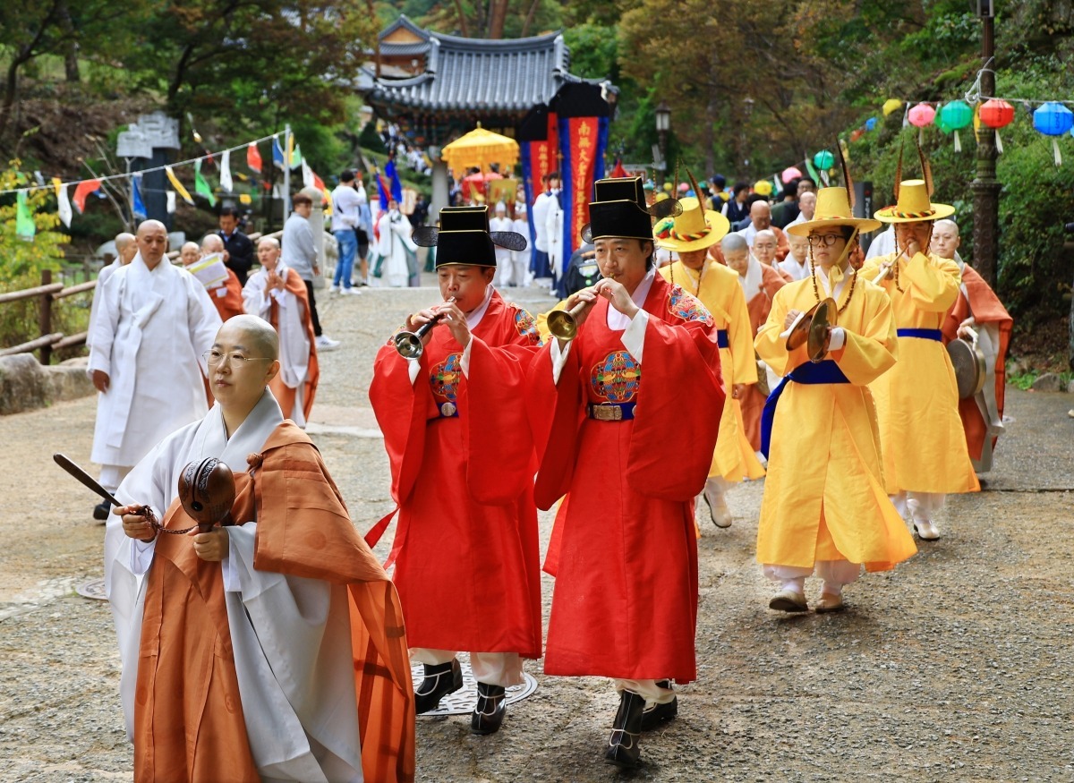 지난 19일 서울 은평구 진관사에서 열린 '수륙재 개건 626주년 기념 2024 진관사 국행수륙재’에서 참석자들이 국가와 국민을 위해 헌신하다 희생한 군인, 경찰, 소방 공무원 등 제복 공무원들의 넋을 기리고 국민들의 평안과 건강을 기원하는  시련행렬을 이어가고 있다.