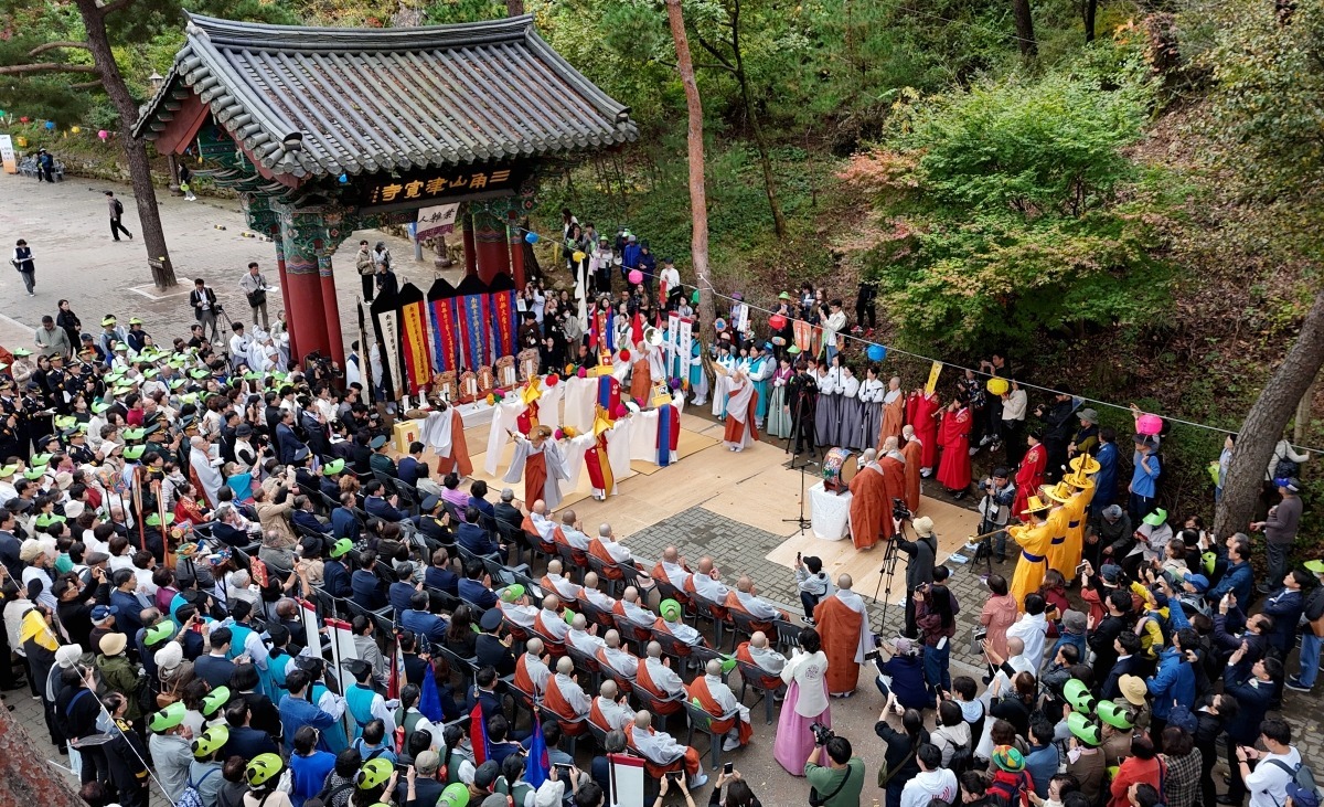 지난 19일 서울 은평구 진관사에서 열린 '수륙재 개건 626주년 기념 2024 진관사 국행수륙재’에서 비구니 스님들이  국가와 국민을 위해 헌신하다 희생한 군인,경찰,소방 공무원 등 제복공무원들의 넋을 기리고 국민들의 평안과 건강을 기원하며 관욕의식을 하고 있다. 