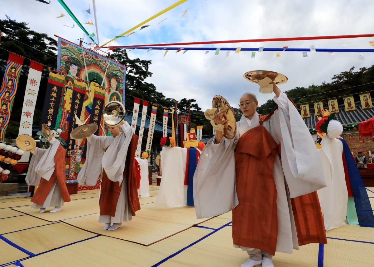 20일 서울 은평구 진관사에서 열린 ‘수륙재 개건 626주년 기념 2024 진관사 국행수륙재’에서 비구니 스님들이 국가와 국민을 위해 헌신하다 희생한 군인,경찰,소방 공무원 등 제복공무원들의 넋을 기리고 국민들의 평안과 건강을 기원하며 천수바라 춤을 추고 있다.