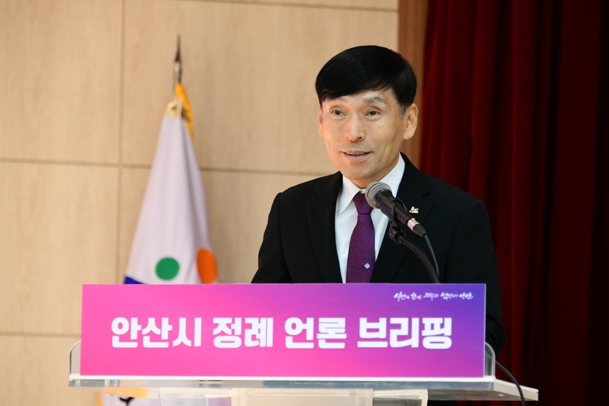 전덕주 안산시 행정안전교육국장이 21일 시청 대회의실에서 언론브리핑을 열어 “교육이 곧 미래 경쟁력이다! 미래인재 양성 글로벌 교육도시 안산” 슬로건을 발표했다.안산시 제공