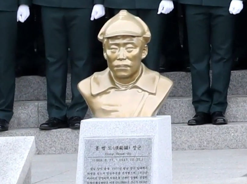 육군사관학교 충무관 앞에 설치된 홍범도 장군 흉상 / 사진=유튜브 채널 연합뉴스tv 영상 캡처