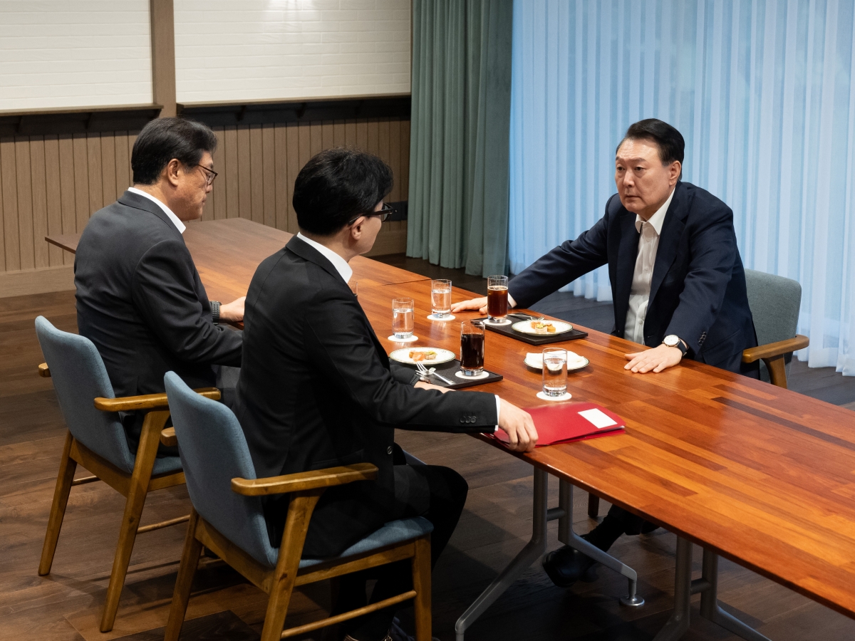  윤석열 대통령이 21일 서울 용산 대통령실 파인그라스에서 한동훈 국민의힘 대표와 면담을 하고 있다. 사진=뉴스1