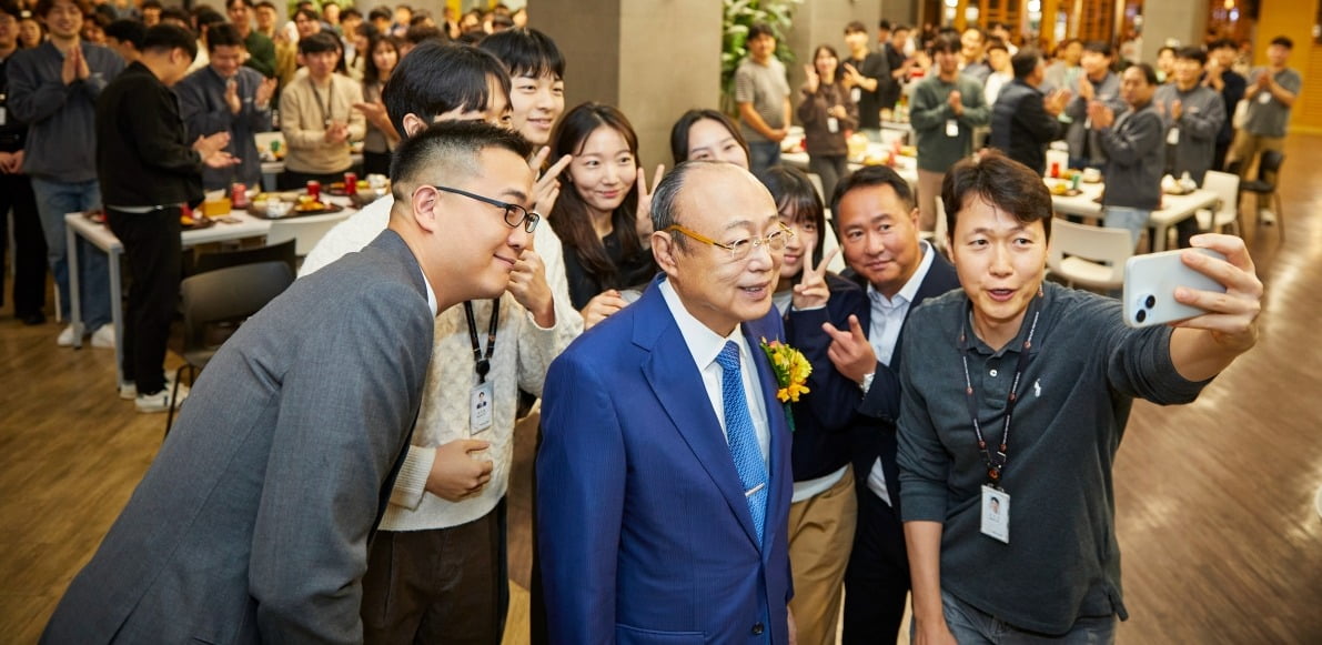 김승연 한화그룹 회장(가운데)이 22일 ‘한화 판교 R&D센터’ 직원 식당을 방문해 김동선 한화비전 부사장(왼쪽 첫 번째) 등 임직원들과 ‘셀카’를 찍고 있다.   한화 제공 