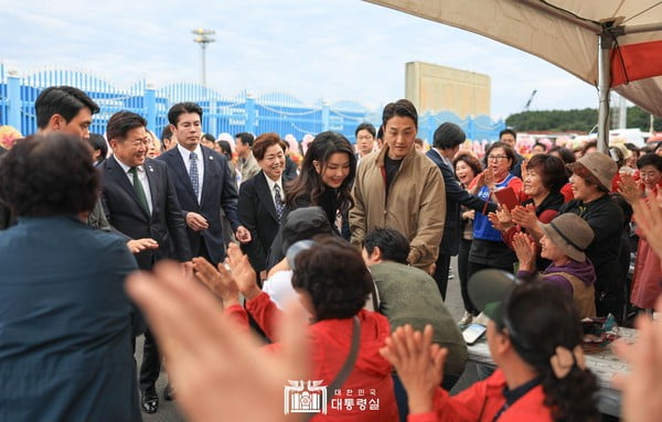 제주도 은갈치 축제 행사장을 찾은 김건희 여사 (카지노 사이트실 제공)