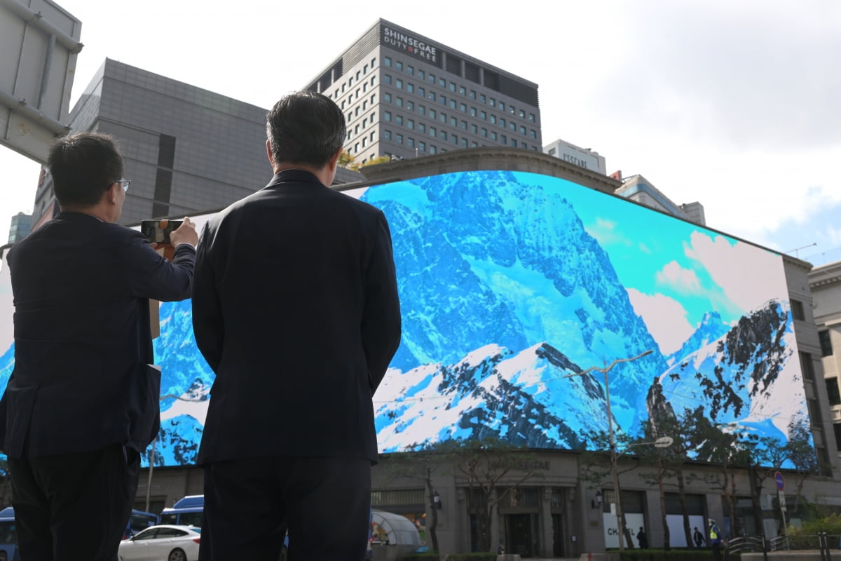 "한국판 '타임스퀘어' 첫선"…명동 거리에 1700억 투자