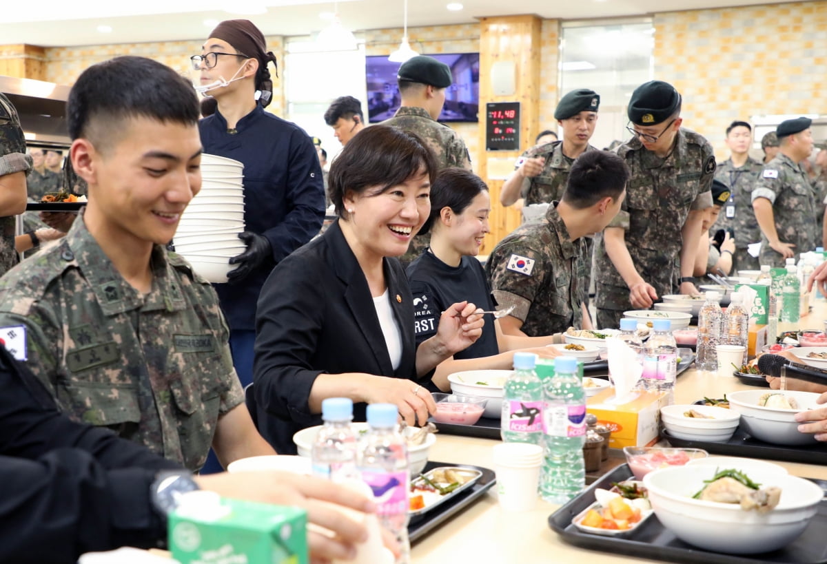 송미령 농림축산식품부 장관(왼쪽 두 번째)이 지난 8월 강원 원주시 육군 제36보병사단에서 장병들과 군 슬롯 머신 프로그램을 함께 먹으며 노고를 격려하는 모습. 농림축산식품부 제공