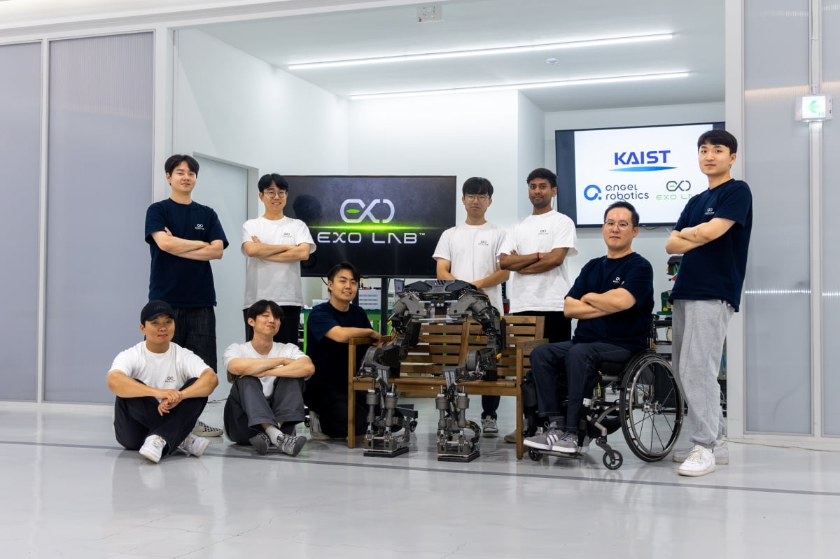 '워크온슈트 F1'을 개발한 공경철 KAIST 기계공학과 교수 연구팀. 오른쪽 첫 번째 박정수 KAIST 연구원, 두 번째 김승환 KAIST 연구원. 사진=KAIST 제공