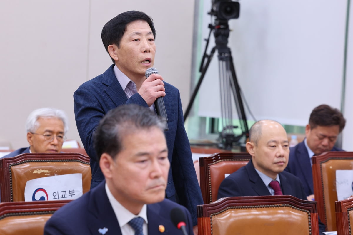 박상학 자유북한운동연합 대표가 24일 오후 서울 여의도 국회에서 열린 외교통일위원회의 외교부·통일부 등에 대한 종합국정감사에서 의원 질의에 답변하고 있다. 앞쪽은 김영호 통일부 장관. /뉴스1