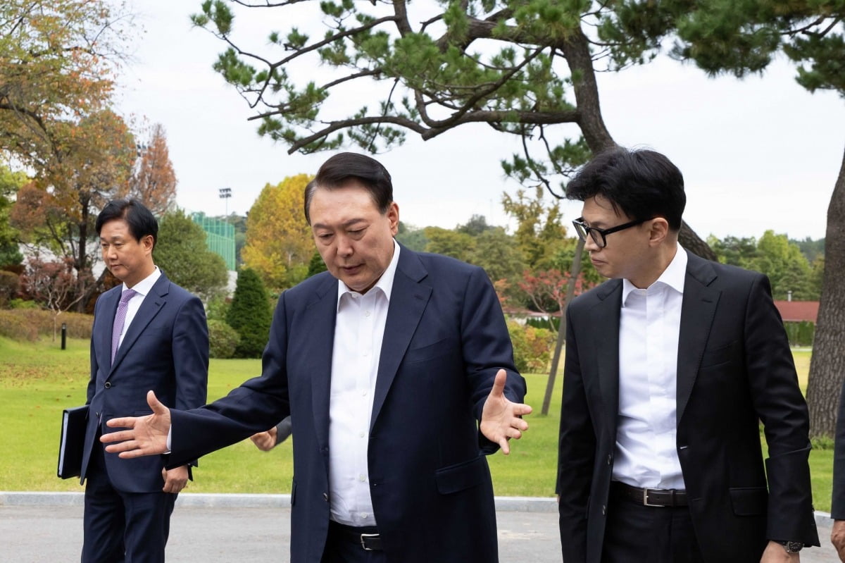 윤석열 대통령과 한동훈 국민의힘 대표가 21일 용산 대통령실에서 만나 면담에 앞서 산책하며 대화하고 있다./대통령실 제공