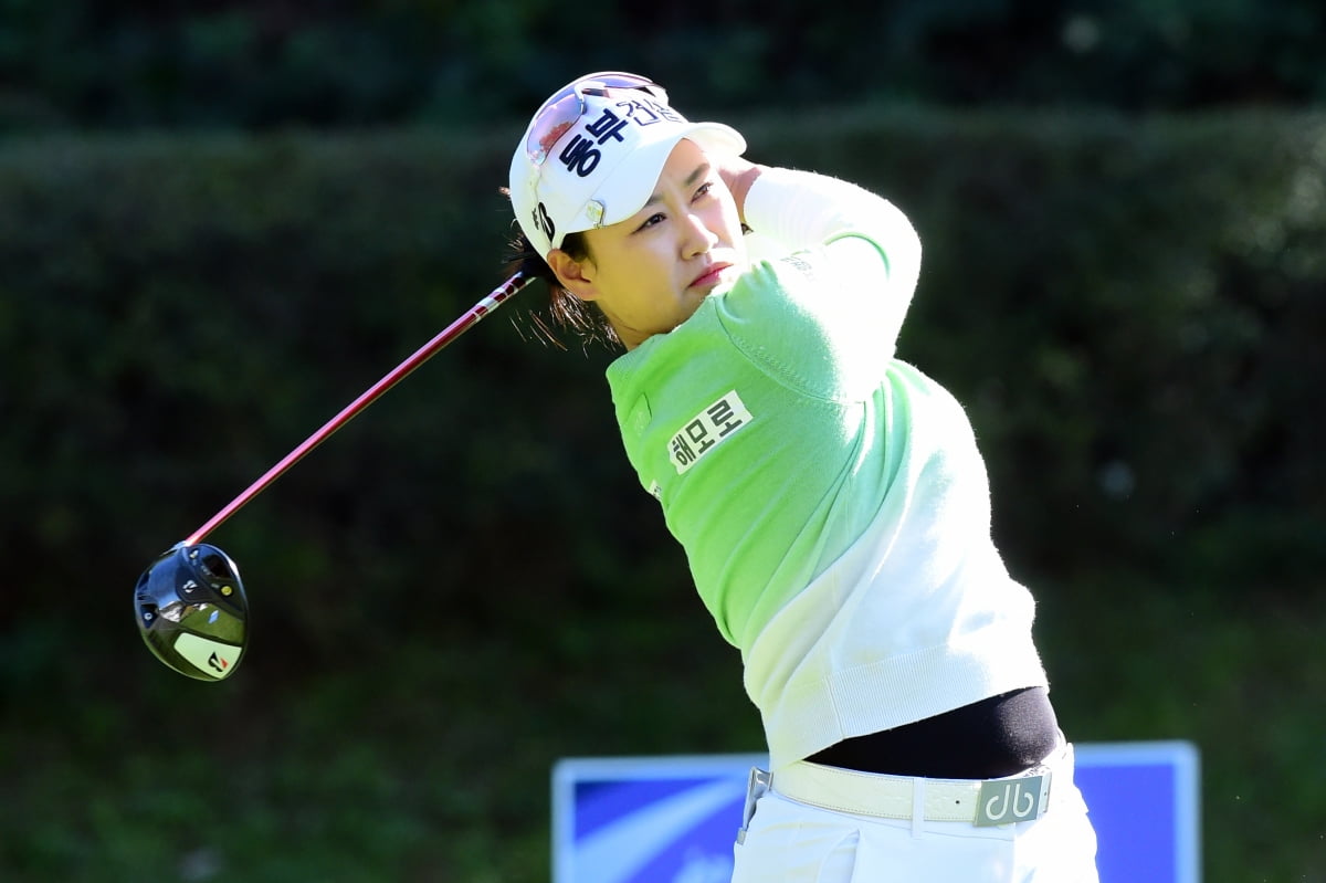 지한솔이 25일 한국여자프로골프(KLPGA)투어 덕신EPC·서울경제 레이디스 클래식 2라운드 2번홀에서 티샷을 하고 있다. 변성현 한경닷컴 기자