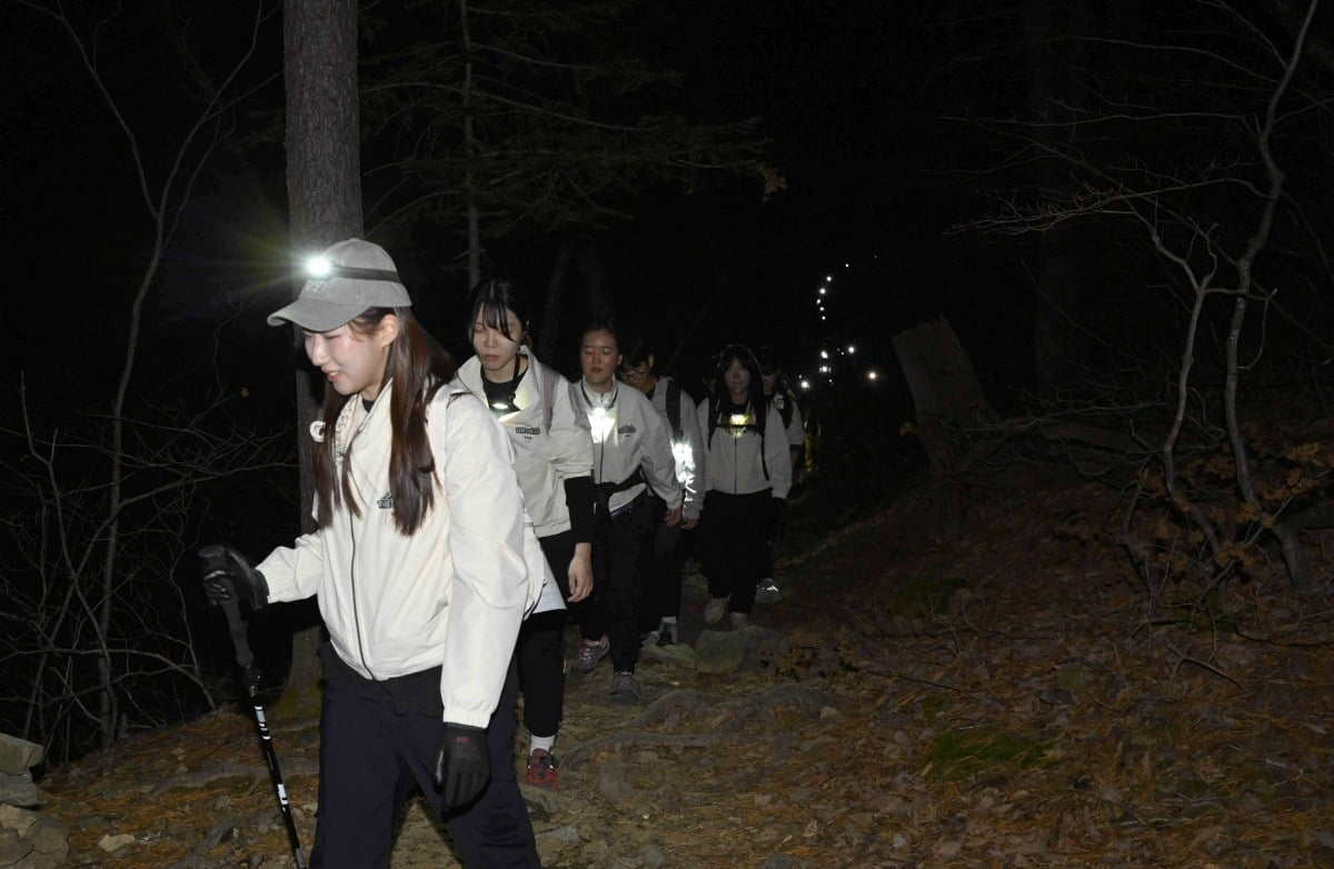 '더피크챌린지' 참가 청년들이 지난 26일 오대산 비로봉 정상을 향해 야간 산행을 하고 있다./한국소비자포럼 제공