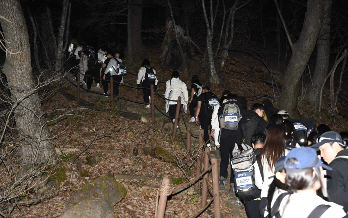 '더피크챌린지' 참가 청년들이 지난 26일 오대산 비로봉 정상을 향해 야간 산행을 하고 있다./한국소비자포럼 제공