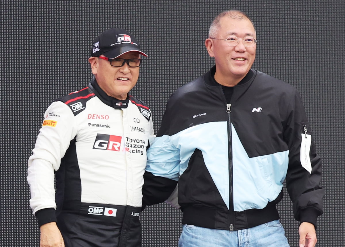 27일 오후 경기도 용인시 에버랜드 스피드웨이에서 열린 '현대 N x 토요타 가주 레이싱(Hyundai N x TOYOTA GAZOO Racing) 페스티벌'에서 정의선 현대자동차그룹 회장과 도요다 아키오 일본 도요타자동차그룹 회장이 함께 이동하고 있다. 사진=연합