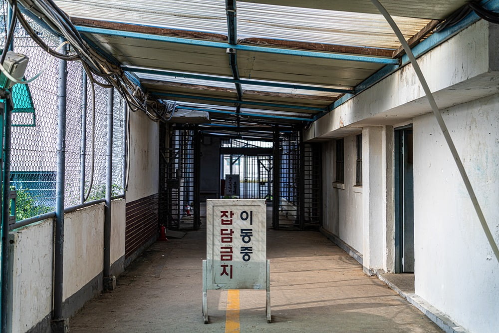 엄격한 학교 같기도 한 교도소의 풍경