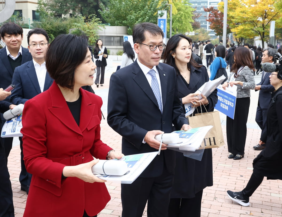 김성태 기업은행장, 중소기업재직자우대저축 가두 홍보 