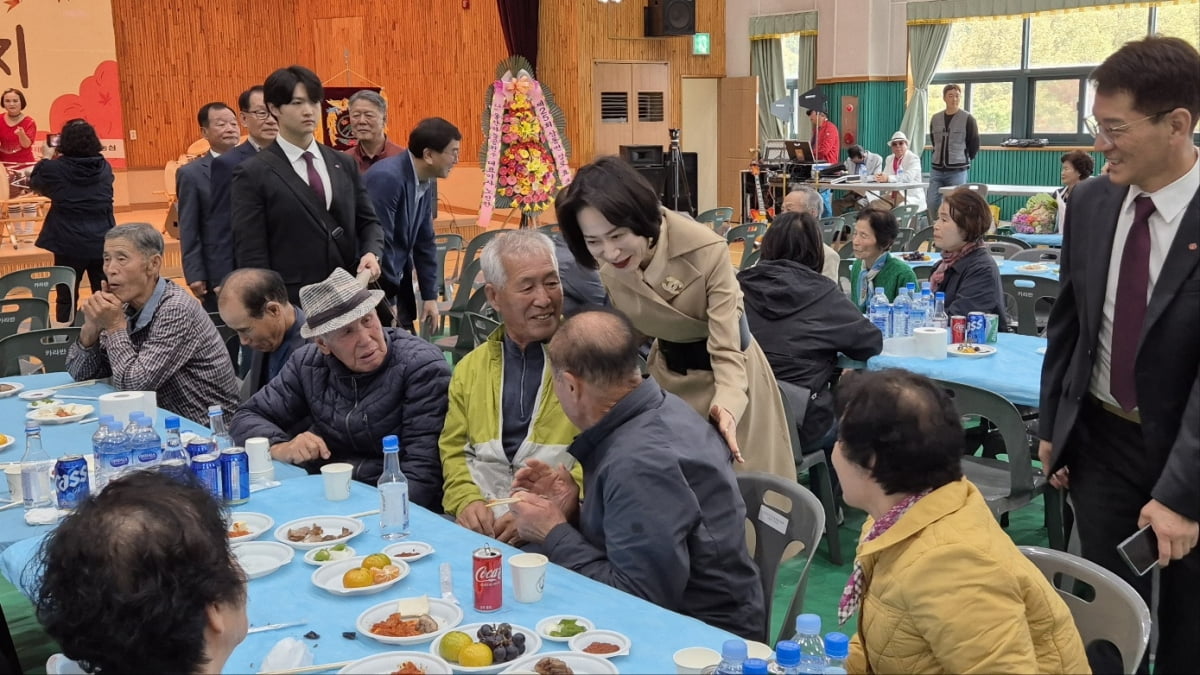 장혜선 롯데재단 이사장이 어르신들과 대화를 나누고 있다. 사진=롯데재단 제공