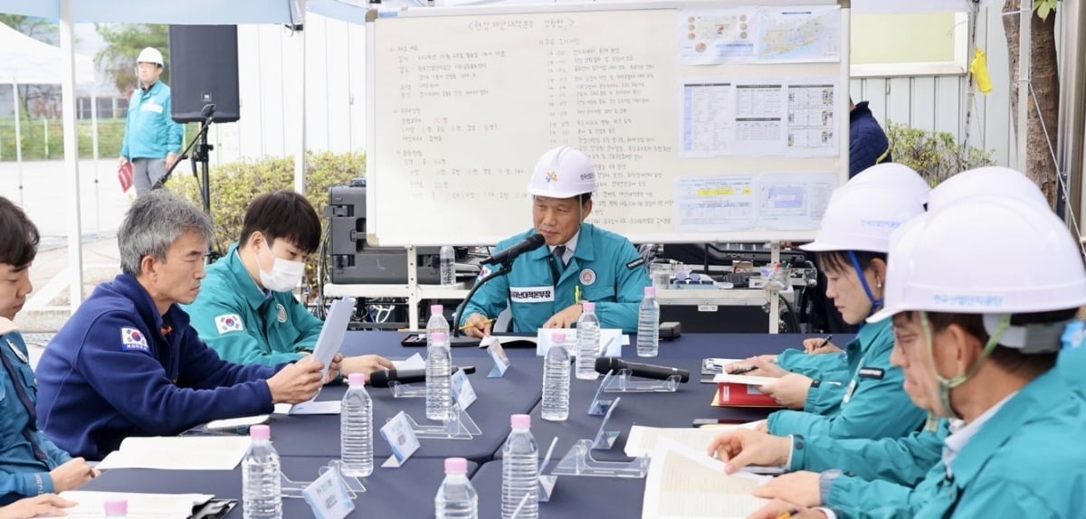 한국산업단지공단이 28일 반월시화국가산업단지 내 시화공동물류센터에서 12개 기관이 참여한 ‘2024년 재난대응 안전한국훈련’을 실시하고 있다. (사진에서 가운데 이상훈 한국산업단지공단 이사장)