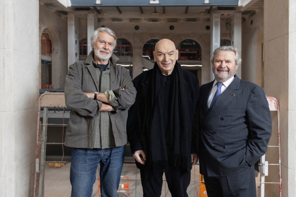 [왼쪽부터] Chris Dercon(전무 이사), Jean Nouvel(건축가) / Alain Dominique Perrin( 'Place du Palais-Royal' 건물 사장 겸 창립자), 2024. 'Fondation Cartier pour l'art contemporain'의 미래 건물 건설 현장.  / 사진. © Thibaut Voisin