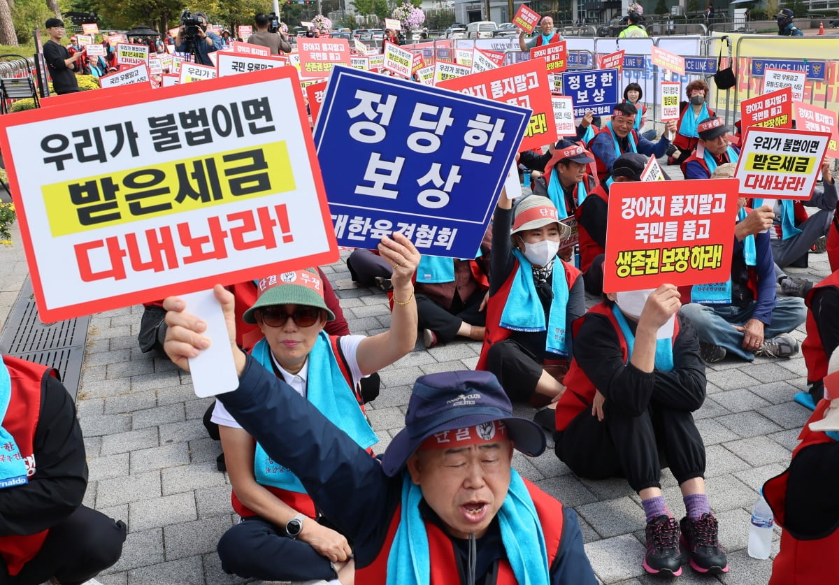 전국육견상인회 회원들이 지난 8일 서울 용산구 전쟁기념관 앞에서 집회를 열고 개 식용 종식법 시행에 따른 정당한 보상과 생존권 보장을 촉구하고 있다.  /연합뉴스