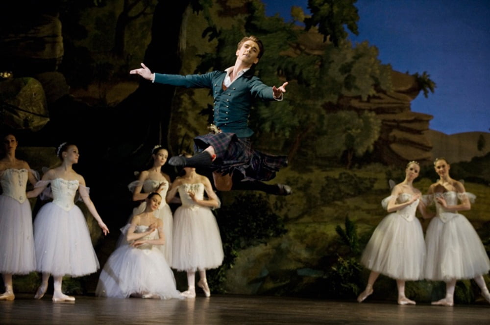 <라실피드>의 한 장면(Ulrik Birkkajer). / 사진. ⓒHenrik Stenberg/Royal Danish Ballet