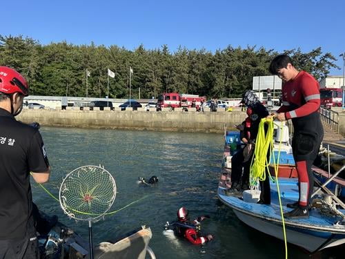 선착장 바다에 추락한 차량 구조작업. 사진=목포해경 제공, 연합뉴스