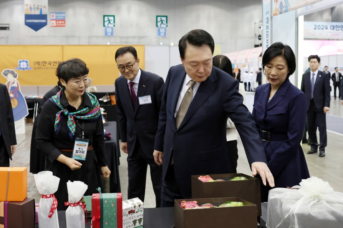 윤석열 대통령이 31일 경기도 고양시 킨텍스에서 열린 '2024 소상공인대회'에서 전시 부스를 참관하고 있다. 대통령실 제공