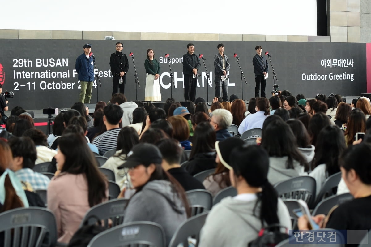 [포토] 팬들과 함께하는 부산국제영화제 야외무대인사