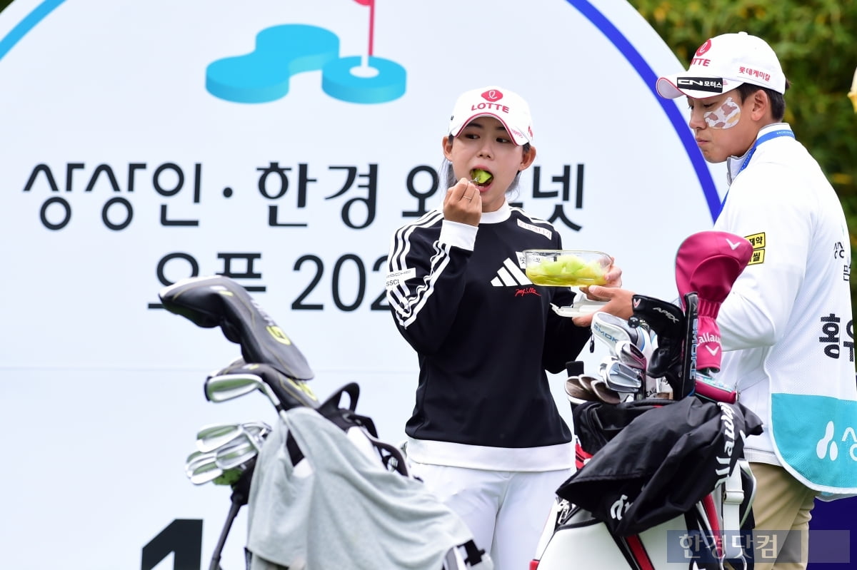 [포토] 황유민, '과일 먹는 모습도 귀엽네' (상상인 · 한경 와우넷 오픈 2024)