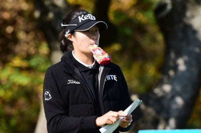 [포토] 김민별, '맛있게 냠냠' (상상인 · 한경 와우넷 오픈 2024)