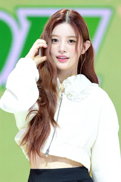 [포토] 아일릿 민주, '깜찍함 가득한 하트~'